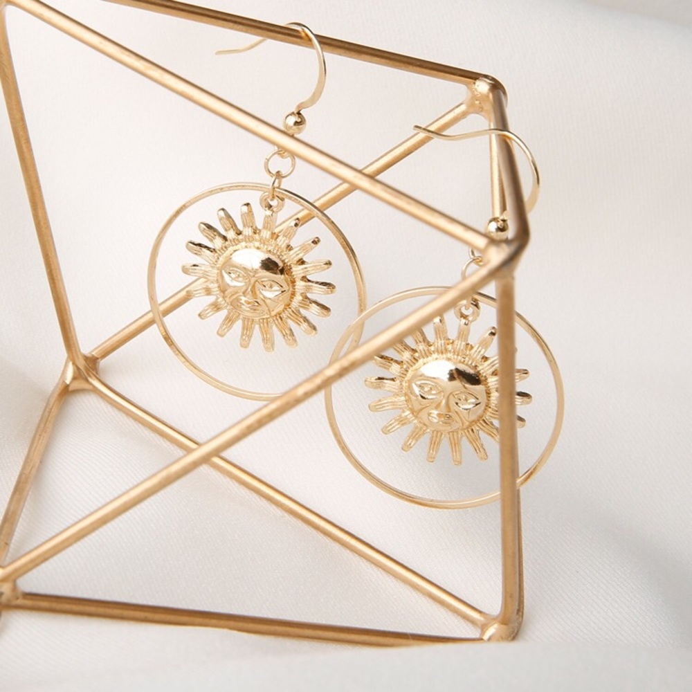 βοΈGolden Sun π Pendent Earrings - Picture 8 of 8